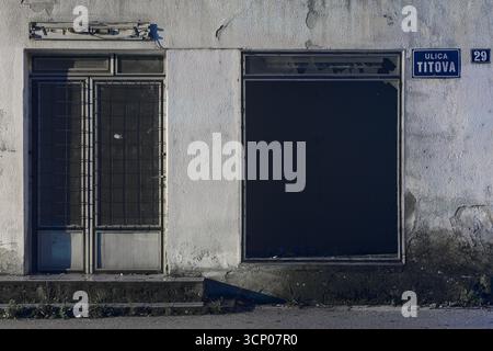 Bosnien und Herzegowina, Drvar (Mun.), Drvar (Titov Drvar): Maršal Tito Straße ('Ulica Maršala Tita') Stockfoto