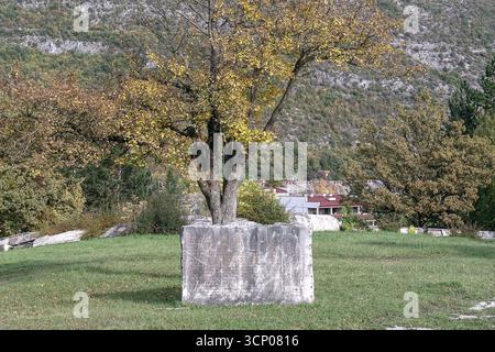 Bosnien und Herzegowina, Drvar (Mun.), Drvar (Titov Drvar): Gedenkkomplex Drvar („Spomen kompleks Drvar“) – mit einer Inschrift versehener Steinwürfel Stockfoto