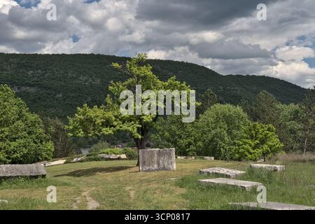 Bosnien und Herzegowina, Drvar (Mun.), Drvar (Titov Drvar): Gedenkkomplex Drvar („Spomen kompleks Drvar“) – mit einer Inschrift versehener Steinwürfel Stockfoto