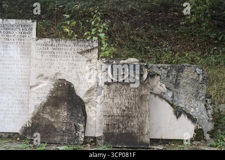 Bosnien und Herzegowina, Drvar (Mun.), Drvar (Titov Drvar): Memorial Complex Drvar („Spomen kompleks Drvar“) – Memorial Wall Stockfoto