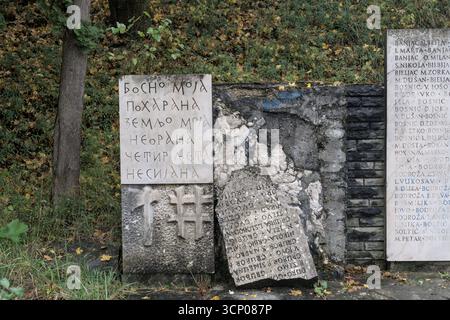 Bosnien und Herzegowina, Drvar (Mun.), Drvar (Titov Drvar): Memorial Complex Drvar („Spomen kompleks Drvar“) – Memorial Wall Stockfoto