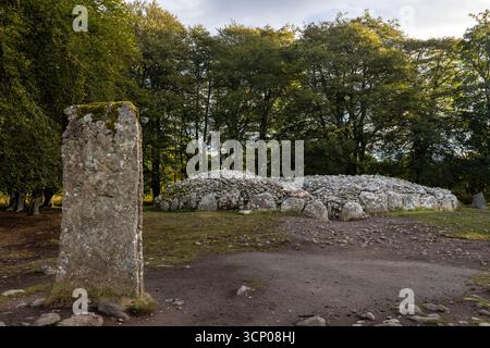 Clava Cairns bei Inverness ist ein gut erhaltener bronzezeitlicher Friedhof mit Passagengräbern, Ringgräbern und stehenden Steinen, die einen Einblick in einen geben Stockfoto