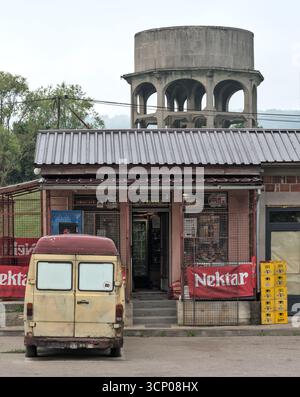 Bosnien und Herzegowina, Drvar (Mun.), Drvar (Titov Drvar): Maršal Tito Straße ('Ulica Maršala Tita') Stockfoto