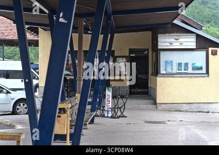 Bosnien und Herzegowina, Drvar (Mun.), Drvar (Titov Drvar): Busbahnhof Drvar (Autobuska Stanica Drvar) Stockfoto