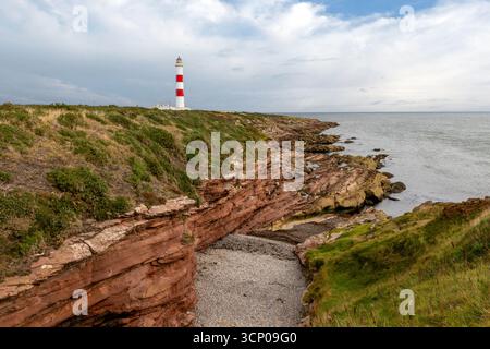 Tarbat Ness Lighthouse, ein markantes rot-weißes Leuchtfeuer auf der Osterross-Halbinsel, führt seit 1830 Schiffe im Moray Firth. Stockfoto