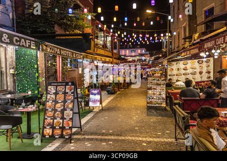 ISTANBUL, TÜRKEI - 17. SEPTEMBER 2022: Restaurants in Kumkapi in Istanbul, Türkei Stockfoto