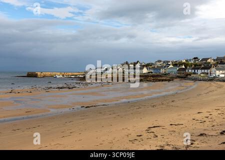 Das malerische Küstendorf Portmahomack, das auf der beschaulichen Halbinsel Tarbat in Easter Ross liegt. Stockfoto