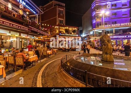 ISTANBUL, TÜRKEI - 17. SEPTEMBER 2022: Restaurants in Kumkapi in Istanbul, Türkei Stockfoto