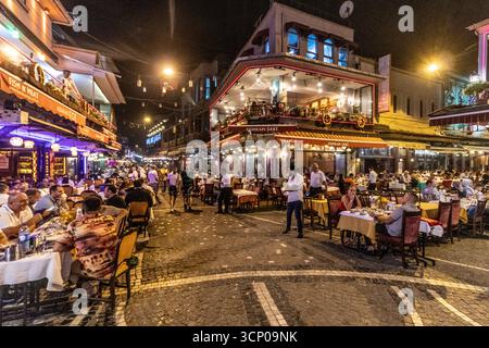 ISTANBUL, TÜRKEI - 17. SEPTEMBER 2022: Restaurants in Kumkapi in Istanbul, Türkei Stockfoto