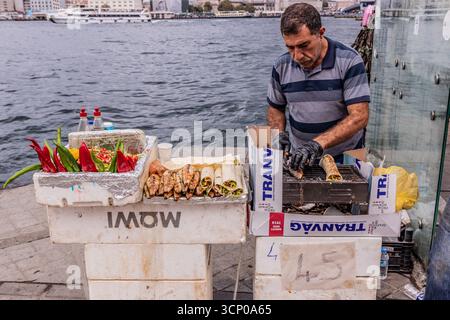 ISTANBUL, TÜRKEI - 18. SEPTEMBER 2022: Fischsandwichverkäufer in der Nähe der Galata-Brücke in Istanbul, Türkei Stockfoto