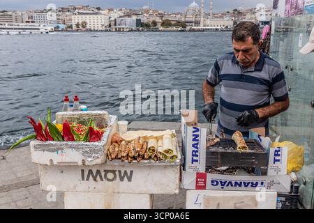 ISTANBUL, TÜRKEI - 18. SEPTEMBER 2022: Fischsandwichverkäufer in der Nähe der Galata-Brücke in Istanbul, Türkei Stockfoto