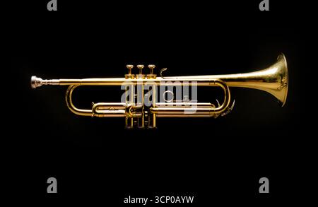 Messingtrompete auf schwarzem Hintergrund Stockfoto