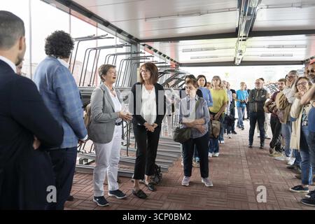Mailand, Italien. September 2025. Mailand, Bisceglie Metro, Einweihung einer der neuen Fahrradstationen der Gemeinde Mailand an der Metrostation Bisceglie, auf dem Foto Silvia Fossati Präsidentin der 7. Gemeinde, Silvana Carvano Amat Credit: Unabhängige Fotoagentur/Alamy Live News Stockfoto