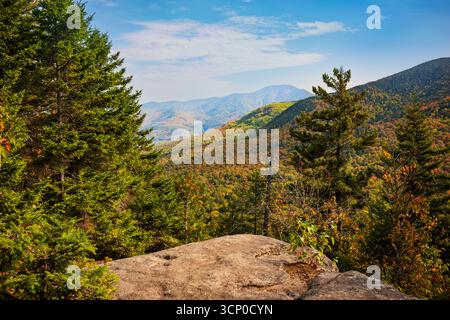 Der Blick vom Overlook entlang des Wanderweges zum Indian Head Overlook in den Adirondack Mountains im Bundesstaat New York zeigt das herbstliche Laub während Stockfoto