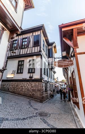ANKARA, TÜRKEI - 20. SEPTEMBER 2022: Gasse im alten Kale-Viertel in Ankara, Türkei Stockfoto