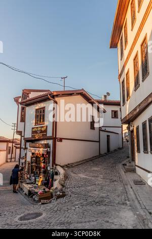 ANKARA, TÜRKEI - 20. SEPTEMBER 2022: Gasse im alten Kale-Viertel in Ankara, Türkei Stockfoto