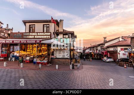 ANKARA, TÜRKEI - 20. SEPTEMBER 2022: Abendlicher Blick auf das antike Kale-Viertel in Ankara, Türkei Stockfoto