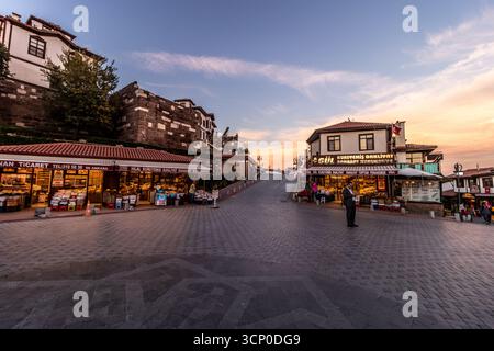 ANKARA, TÜRKEI - 20. SEPTEMBER 2022: Abendlicher Blick auf das antike Kale-Viertel in Ankara, Türkei Stockfoto