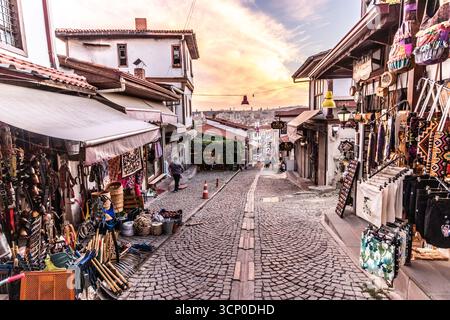 ANKARA, TÜRKEI - 20. SEPTEMBER 2022: Gasse im alten Kale-Viertel in Ankara, Türkei Stockfoto