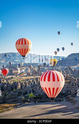 Heißluftballons im Himmel von Kappadokien Türkiye Stockfoto