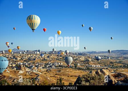 Heißluftballons im Himmel von Kappadokien Türkiye Stockfoto