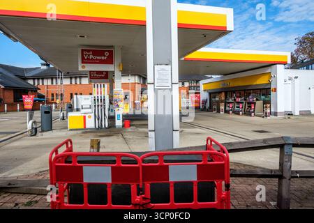London Uk, 23. September 2025, Eine Leere Shell Tankstelle Ohne Autos Oder Menschen Stockfoto