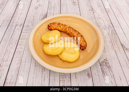Wurstbrötchen in Blätterteig mit gelbem Käse, goldbraun gebacken und mit hausgemachter würziger Tomatensoße serviert Stockfoto
