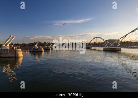Tempe Town Lake Dam und Fußgängerbrücke bei Sunrise, Tempe, Arizona Stockfoto