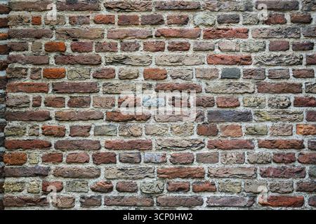 Altes, verwittertes, farbenfrohes Mauermuster oder Hintergrund. Vorderansicht, Nahaufnahme, keine Leute Stockfoto