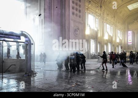 Rom. September 2025. Pro-palästinensische Demonstranten konfrontieren die Polizei im Hauptbahnhof in Mailand, Italien, 22. September 2025. Quelle: Xinhua/Alamy Live News Stockfoto
