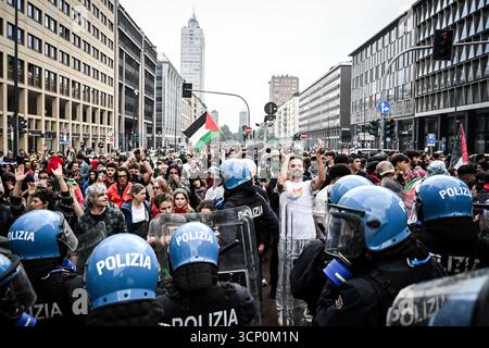 Rom. September 2025. Pro-palästinensische Demonstranten konfrontieren die Polizei vor dem Hauptbahnhof in Mailand, Italien, 22. September 2025. Quelle: Xinhua/Alamy Live News Stockfoto