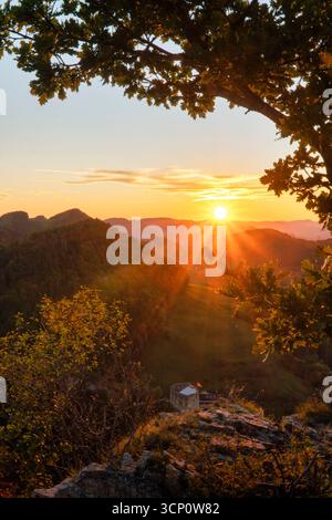 Die berühmte Ruine Gilgenberg in Zullwil SO, Schweiz. Vom Portiflue aus gesehen. Stockfoto