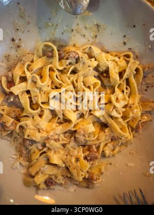 Teller Fettuccine-Pasta mit cremiger Carbonara-Sauce und Speck Stockfoto