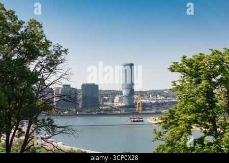 Blick auf den Gebäudekomplex der Belgrader Uferpromenade, Stadtlandschaft Stockfoto