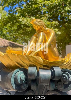 Saint Tropez, Frankreich - 13. Juli 2024: Landschaft in der Innenstadt. Goldene Statue der Schauspielerin Brigitte Bardot auf dem Place Blanqui. Großaufnahme von Brigitte Stockfoto