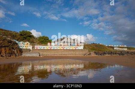 Farbenfrohe Strandhütten mit Blick auf den Strand am Summerleaze Beach bei Ebbe, Bude, North Cornwall. Stockfoto