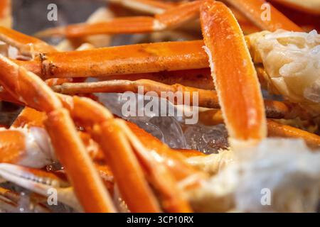 Schneekrabbenbeine werden auf Eis gekühlt Stockfoto