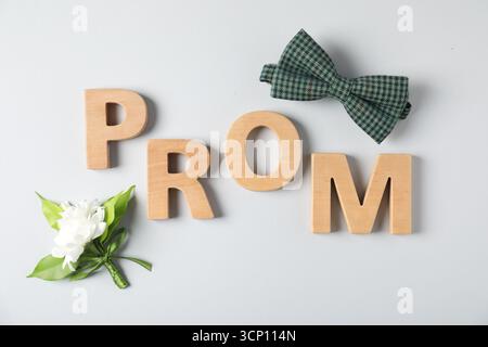 Wortball aus Holzbuchstaben, Boutonniere und Bowtie auf weißem Hintergrund, flach gelegt Stockfoto
