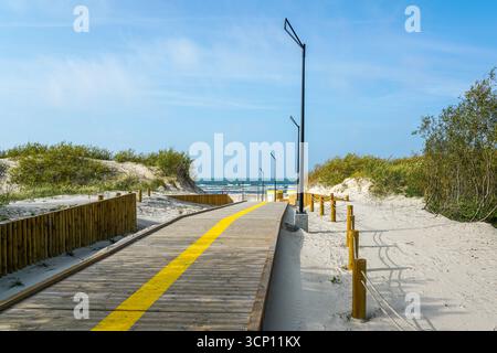 Neuer moderner Holzstrand mit Beleuchtung an der Ostseeküste in Liepaja, Lettland Stockfoto