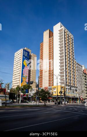 Sao Paulo, Brasilien - 13. Juni 2025: Ein Blick auf das Stadtzentrum mit seinen beeindruckenden Gebäuden und einer massiven Wandmalerei auf einem Hochhaus Stockfoto