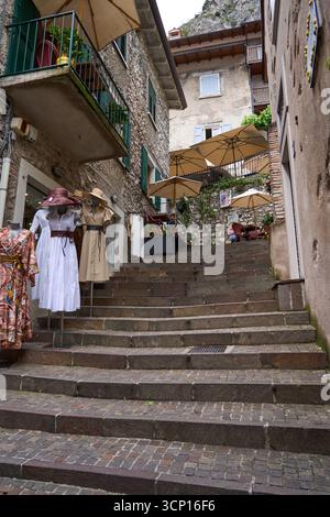 Limone Sul Garda, Italien - 9. Mai 2025: Die beliebte Touristenstadt Limone Sul Garda, berühmt für ihren Zitronenanbau Stockfoto