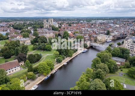 Luftaufnahme der Lendal Bridge über den Fluss Ouse in York, North Yorkshire, Großbritannien. Stockfoto