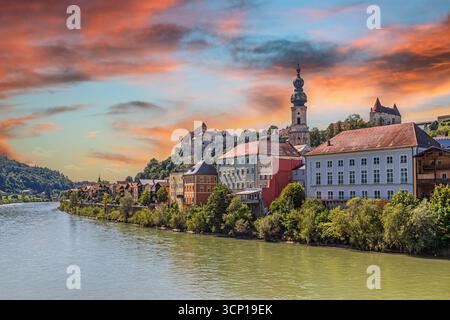 Burghausen Altstadt, Deutschland, eine malerische alte mittelalterliche Stadt mit historischen Gebäuden. Wurde 2025 1000 Jahre alt. Die Stadt hat die längste Burg Stockfoto