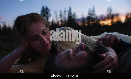 Train Dreams (2025) von Clint Bentley mit Joel Edgerton als Robert Grainier und Felicity Jones als Gladys Grainier. Das Leben eines Holzfällers entfaltet sich über Jahrzehnte, während Amerikas Eisenbahnen sich ausdehnen und mit Verlust, Transformation und der vorbeiziehenden Grenze konfrontiert werden. Werbung NUR REDAKTIONELLE VERWENDUNG. Kredit: BFA/Netflix Stockfoto