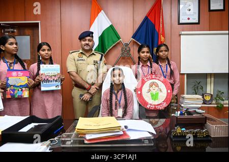 NOIDA, INDIEN – 23. SEPTEMBER: Shivani, ein Schüler der Klasse 8 der Composite School, Parthala Khanjarpur übernimmt die Leitung als Verwaltungsbeamter für einen Tag im Büro des stellvertretenden Polizeikommissars Praveen Kumar Singh in Sektor 6, als Teil des Mission Shakti Phase-5 Programms am 23. September 2025 in Noida, Indien. Die Mission Shakti Phase-5 wird von der Regierung Uttar Pradesh am 22. September 2025 gestartet und wird bis zum 21. Oktober fortgesetzt. Das Hauptziel der monatelangen Kampagne ist es, die Sicherheit, würde, Ermächtigung und Selbstständigkeit von Frauen zu stärken.Foto: Sunil Ghosh/Hindustan Times Students S Stockfoto