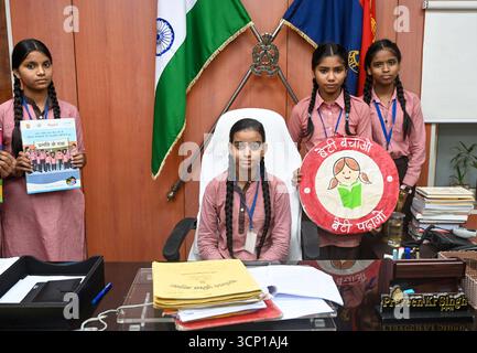 NOIDA, INDIEN – 23. SEPTEMBER: Shivani, ein Schüler der Klasse 8 der Composite School, Parthala Khanjarpur übernimmt die Leitung als Verwaltungsbeamter für einen Tag im Büro des stellvertretenden Polizeikommissars Praveen Kumar Singh in Sektor 6, als Teil des Mission Shakti Phase-5 Programms am 23. September 2025 in Noida, Indien. Die Mission Shakti Phase-5 wird von der Regierung Uttar Pradesh am 22. September 2025 gestartet und wird bis zum 21. Oktober fortgesetzt. Das Hauptziel der monatelangen Kampagne ist es, die Sicherheit, würde, Ermächtigung und Selbstständigkeit von Frauen zu stärken.Foto: Sunil Ghosh/Hindustan Times Students S Stockfoto