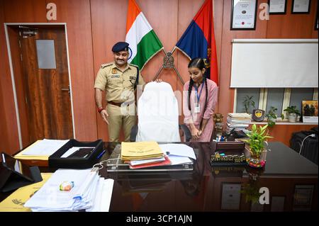 NOIDA, INDIEN – 23. SEPTEMBER: Shivani, ein Schüler der Klasse 8 der Composite School, Parthala Khanjarpur übernimmt die Leitung als Verwaltungsbeamter für einen Tag im Büro des stellvertretenden Polizeikommissars Praveen Kumar Singh in Sektor 6, als Teil des Mission Shakti Phase-5 Programms am 23. September 2025 in Noida, Indien. Die Mission Shakti Phase-5 wird von der Regierung Uttar Pradesh am 22. September 2025 gestartet und wird bis zum 21. Oktober fortgesetzt. Das Hauptziel der monatelangen Kampagne ist es, die Sicherheit, würde, Ermächtigung und Selbstständigkeit von Frauen zu stärken.Foto: Sunil Ghosh/Hindustan Times Students S Stockfoto