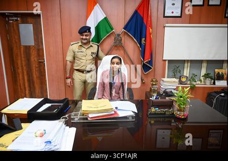 NOIDA, INDIEN – 23. SEPTEMBER: Shivani, ein Schüler der Klasse 8 der Composite School, Parthala Khanjarpur übernimmt die Leitung als Verwaltungsbeamter für einen Tag im Büro des stellvertretenden Polizeikommissars Praveen Kumar Singh in Sektor 6, als Teil des Mission Shakti Phase-5 Programms am 23. September 2025 in Noida, Indien. Die Mission Shakti Phase-5 wird von der Regierung Uttar Pradesh am 22. September 2025 gestartet und wird bis zum 21. Oktober fortgesetzt. Das Hauptziel der monatelangen Kampagne ist es, die Sicherheit, würde, Ermächtigung und Selbstständigkeit von Frauen zu stärken.Foto: Sunil Ghosh/Hindustan Times Students S Stockfoto