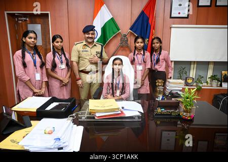 NOIDA, INDIEN – 23. SEPTEMBER: Shivani, ein Schüler der Klasse 8 der Composite School, Parthala Khanjarpur übernimmt die Leitung als Verwaltungsbeamter für einen Tag im Büro des stellvertretenden Polizeikommissars Praveen Kumar Singh in Sektor 6, als Teil des Mission Shakti Phase-5 Programms am 23. September 2025 in Noida, Indien. Die Mission Shakti Phase-5 wird von der Regierung Uttar Pradesh am 22. September 2025 gestartet und wird bis zum 21. Oktober fortgesetzt. Das Hauptziel der monatelangen Kampagne ist es, die Sicherheit, würde, Ermächtigung und Selbstständigkeit von Frauen zu stärken.Foto: Sunil Ghosh/Hindustan Times Students S Stockfoto