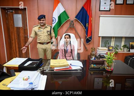 NOIDA, INDIEN – 23. SEPTEMBER: Shivani, ein Schüler der Klasse 8 der Composite School, Parthala Khanjarpur übernimmt die Leitung als Verwaltungsbeamter für einen Tag im Büro des stellvertretenden Polizeikommissars Praveen Kumar Singh in Sektor 6, als Teil des Mission Shakti Phase-5 Programms am 23. September 2025 in Noida, Indien. Die Mission Shakti Phase-5 wird von der Regierung Uttar Pradesh am 22. September 2025 gestartet und wird bis zum 21. Oktober fortgesetzt. Das Hauptziel der monatelangen Kampagne ist es, die Sicherheit, würde, Ermächtigung und Selbstständigkeit von Frauen zu stärken.Foto: Sunil Ghosh/Hindustan Times Students S Stockfoto